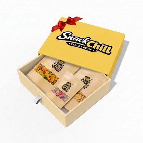 Cá tháng tư Snack Chill với nhóm bạn trẻ đang ăn snack và cười vui trong buổi tụ tập